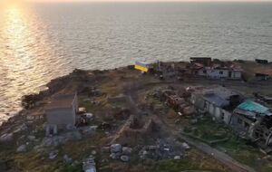 30 июня 2022 года ОК "Юг" ВСУ сообщило, что после очередного удара по острову оккупанты поспешно эвакуировали остатки гарнизона двумя скоростными катерами и покинули Змеиный