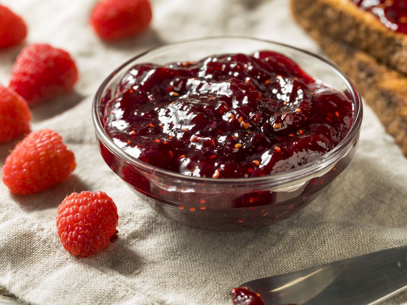 Клопотенко советует для приготовления желе на 1 кг ягод брать 750 г сахара