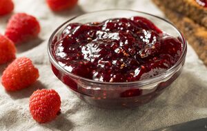 Клопотенко советует для приготовления желе на 1 кг ягод брать 750 г сахара