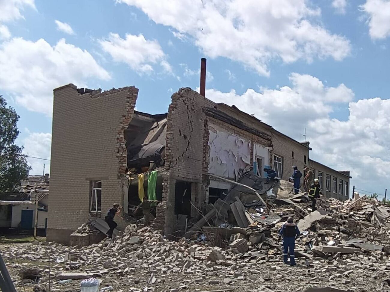 На момент російського обстрілу у школі в Сергіївці було 12 цивільних, зазначили в Донецькій обласній прокуратурі