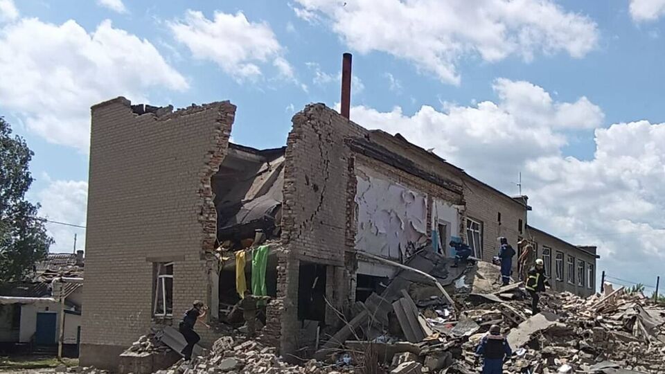 На момент російського обстрілу у школі в Сергіївці було 12 цивільних, зазначили в Донецькій обласній прокуратурі