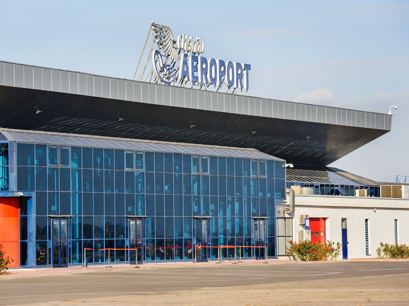 Людей з аеропорту Кишинева евакуювали