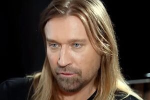 Винник 26 февраля 2022 года выехал из Украины