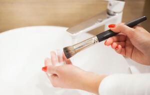 Засіб для миття пензля можна набирати просто в руку