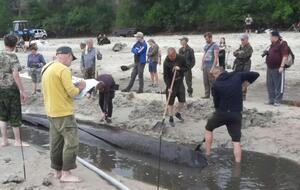 Лодку достали из песка и по частям переместили в реставрационный ангар