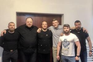 Стефанчук (на фото второй слева) сообщил, что Украина работает над возвращением из плена всех украинцев