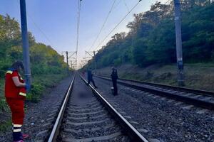 Машиніст застосував екстрене гальмування, але зупинитися не встиг, повідомляють у поліції