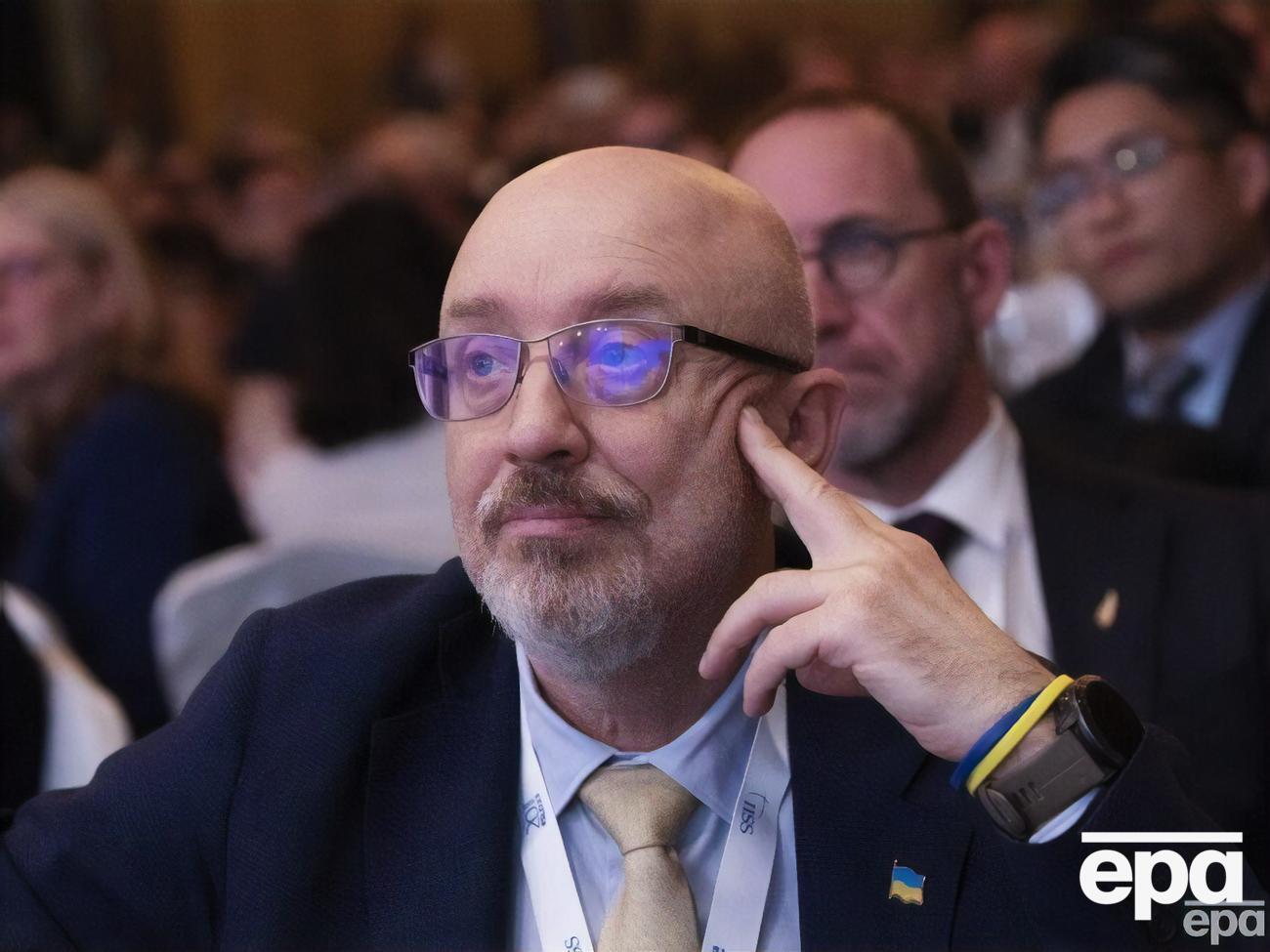 Резников отметил, что желающих вести переговоры уже очередь, но Украине нужны средства, чтобы закончить войну