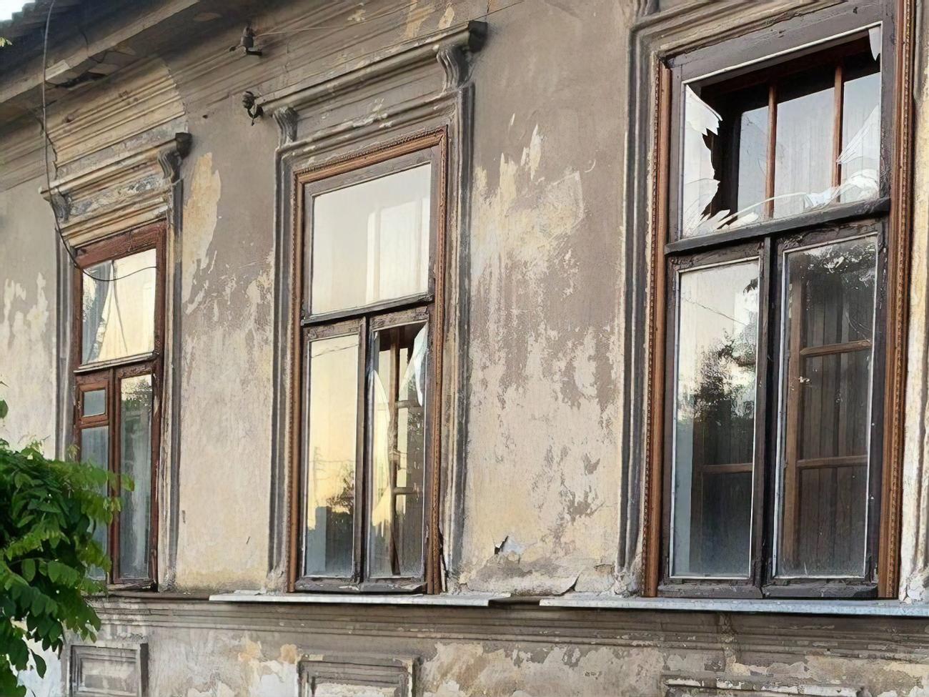В результате вражеских обстрелов есть пострадавшие среди мирного населения, повреждены частные жилые дома