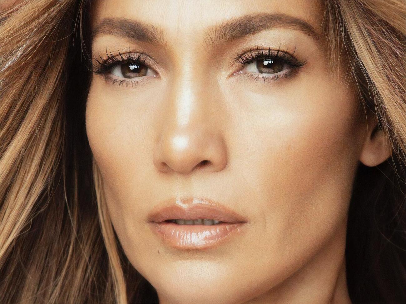 Лопес является владелицей бренда косметики