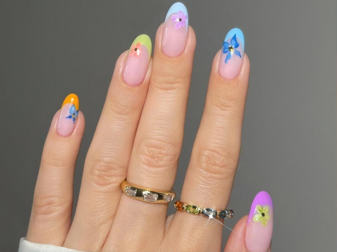 В летнем маникюре можно сочетать несколько ярких цветов