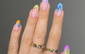 В летнем маникюре можно сочетать несколько ярких цветов