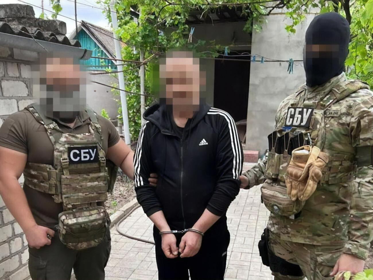 За даними слідства, затриманий особисто брав участь в обшуках і допитах українських громадян