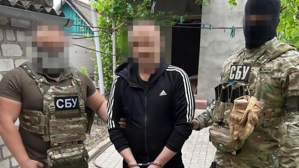 За даними слідства, затриманий особисто брав участь в обшуках і допитах українських громадян
