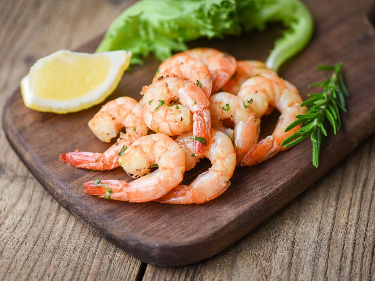 Креветки нельзя размораживать при&nbsp;комнатной температуре или в микроволновке