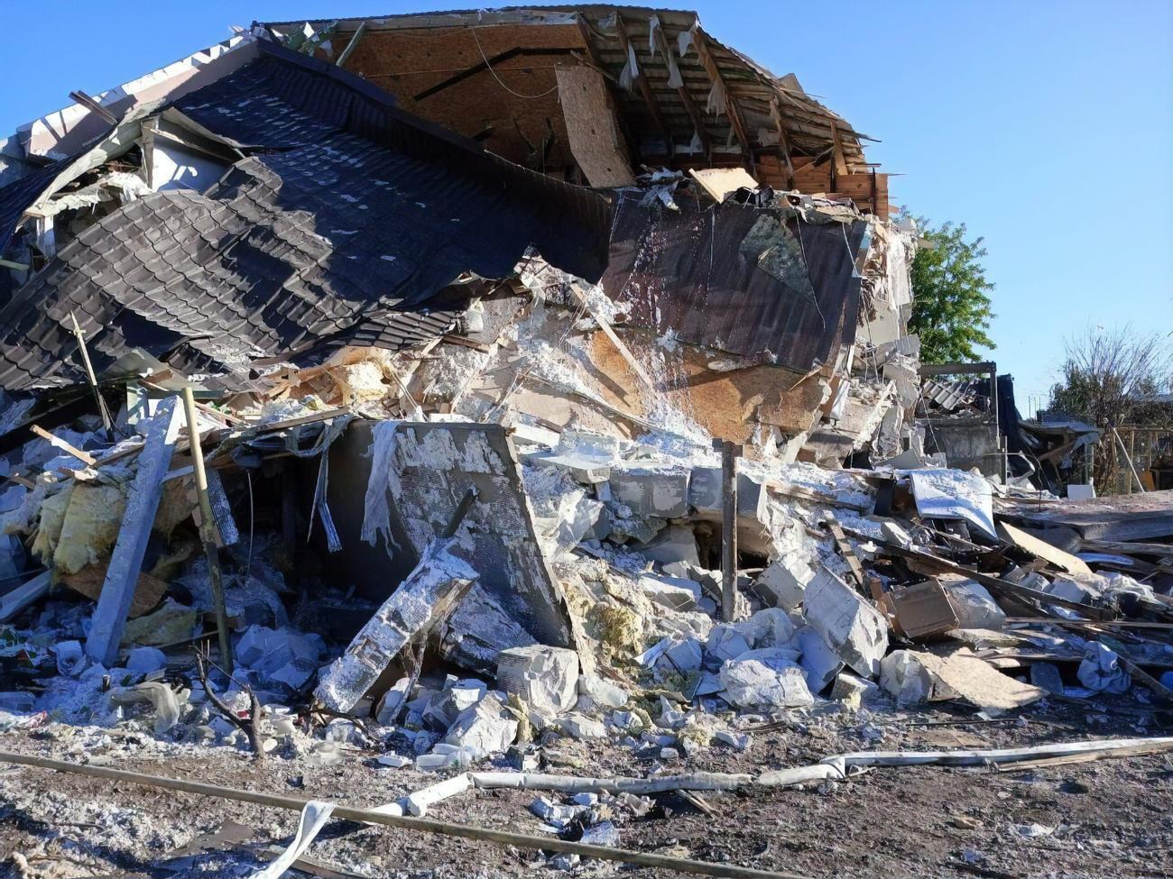 Крилата ракета росіян влучила між двома житловими будинками