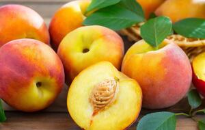 Если персики свежие – их кожица будет бархатистой