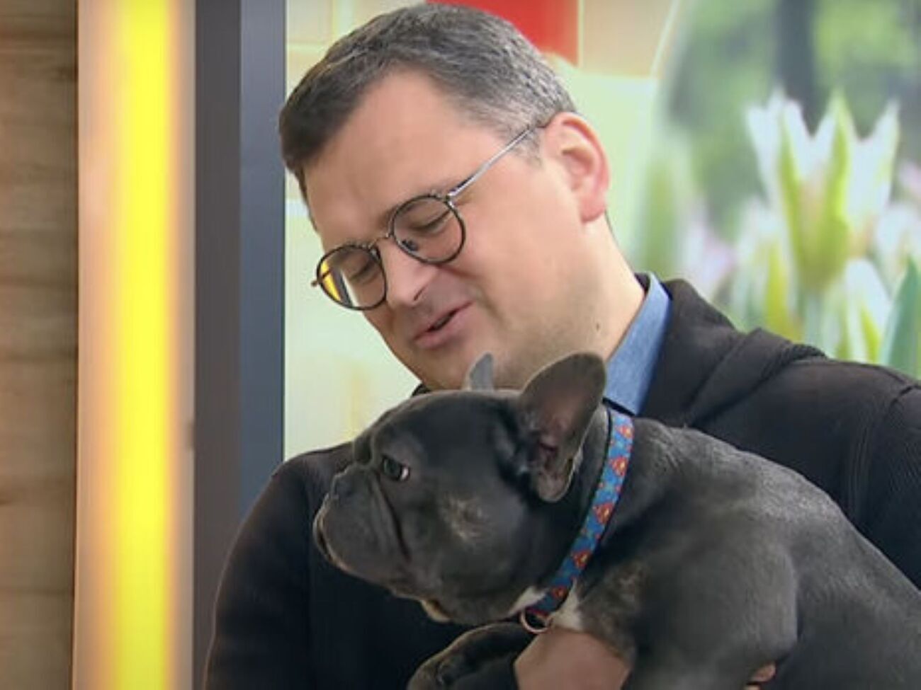 Французского бульдога по кличке Марик Кулеба в мае 2022 года приютил после того, как его эвакуировали из Мариуполя