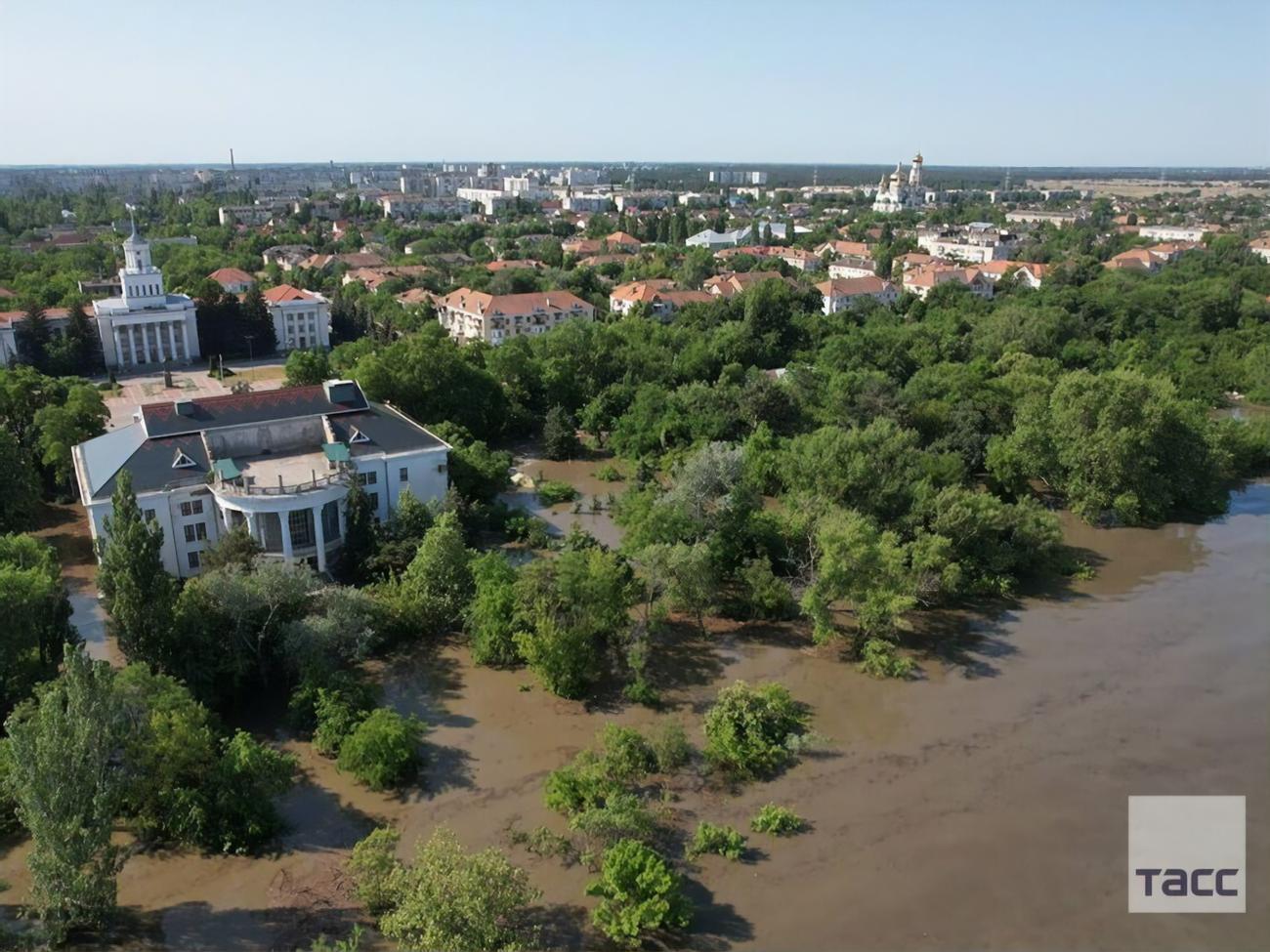 Площадь перед Дворцом культуры в Новой Каховке полностью затоплена