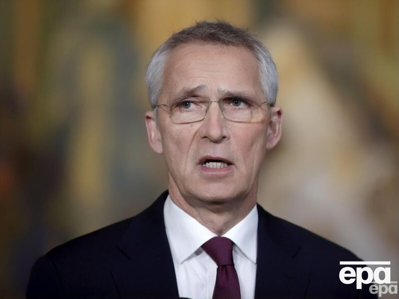 Столтенберг отметил, что разрушение Каховской дамбы подвергает риску жизни тысяч мирных жителей