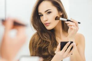 В ежедневном макияже стоит использовать румяна