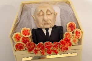 Магера о торте: С фигуркой сделаете что-то по своему усмотрению – иголочки, ножик. Не мне вам рассказывать