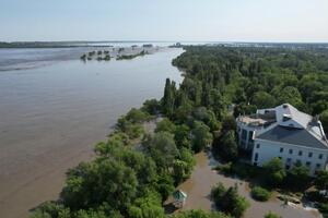 В Днепр из-за подрыва россиянами Каховской ГЭС вытекает машинное масло