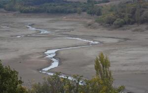 Для бытовых нужд в Крыму используют воду из водохранилищ, наполняющихся естественным путем, говорит профессор Хлобыстов. На фото – пересохшее в 2016 году Белогорское водохранилище