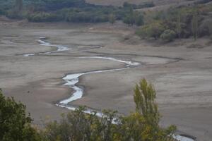 Для бытовых нужд в Крыму используют воду из водохранилищ, наполняющихся естественным путем, говорит профессор Хлобыстов. На фото – пересохшее в 2016 году Белогорское водохранилище