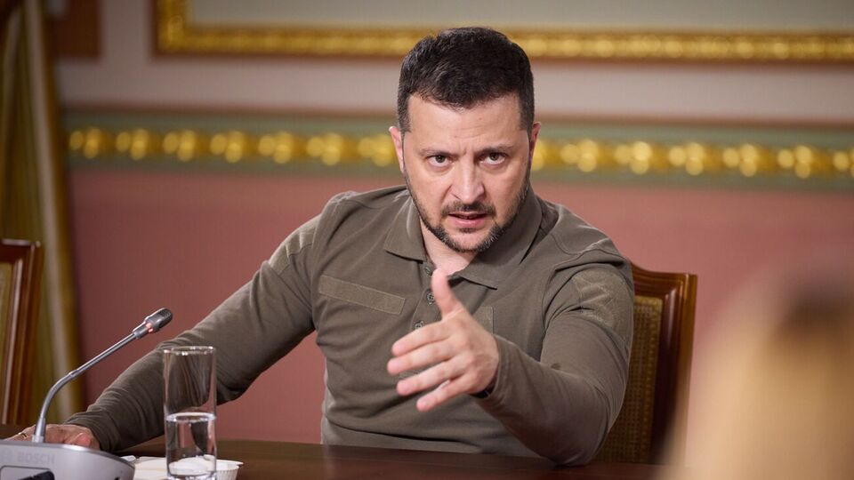 Подрыв дамбы Каховской ГЭС вызвал серьезные природные, общественные и гуманитарные вызовы, отметил Зеленский