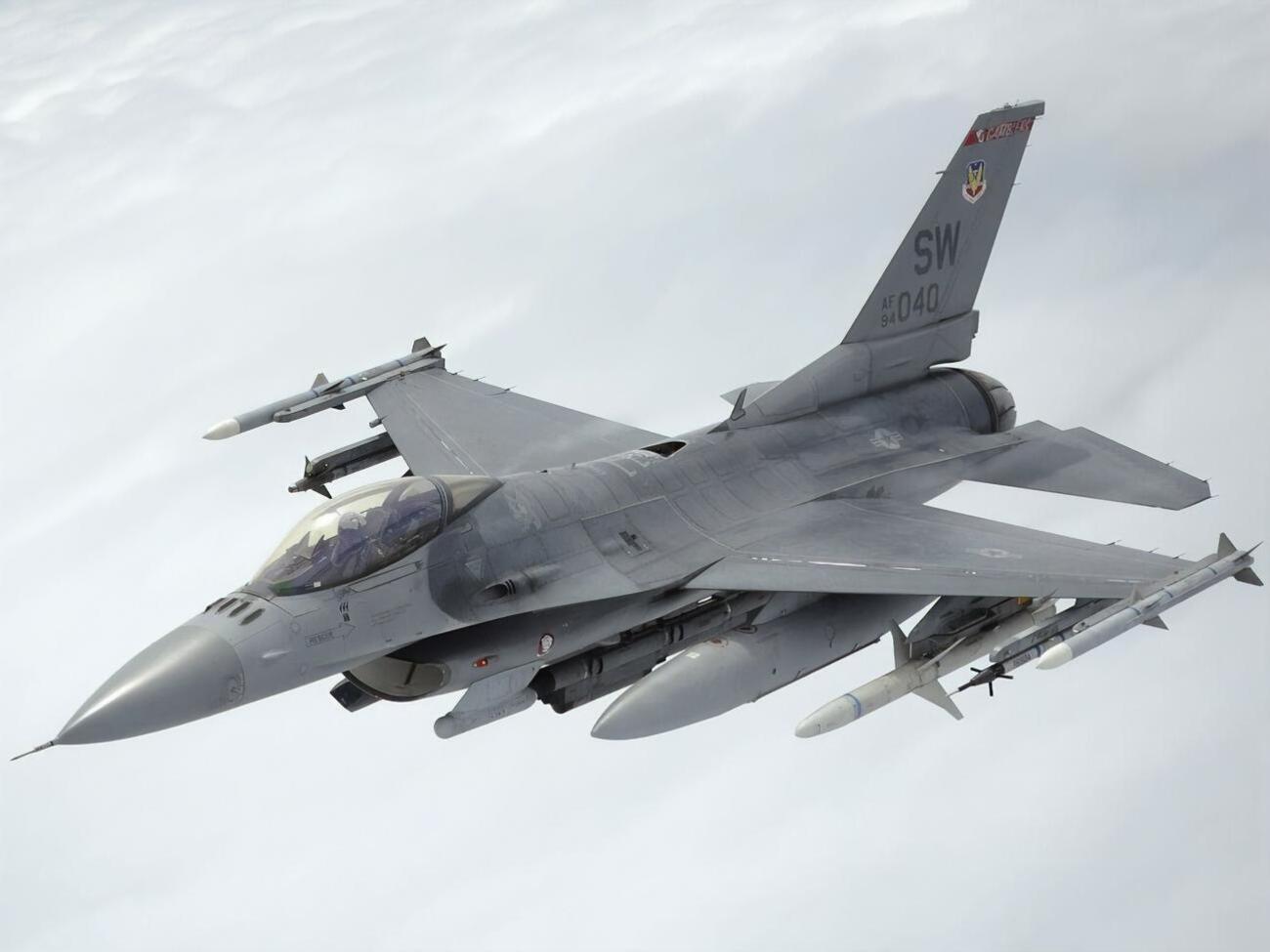 У Міноборони України у квітні заявили, що інтернаціональний легіон ЗСУ готовий прийняти іноземних пілотів, які вміють керувати F-16