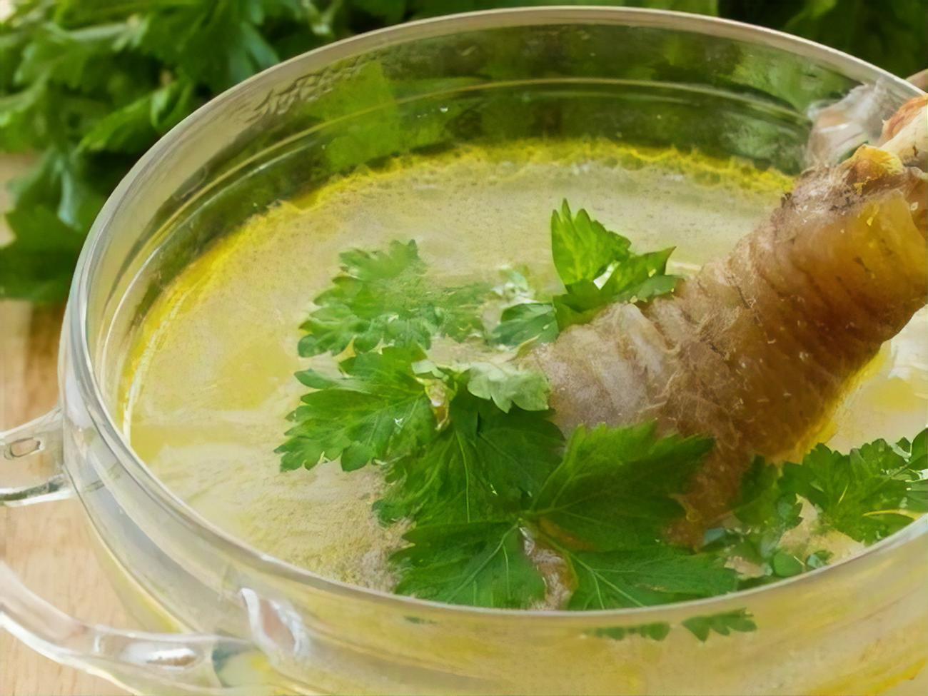 Бульйон потрібно варити на маленькому вогні, йому не треба активно кипіти