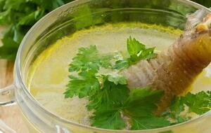 Бульйон потрібно варити на маленькому вогні, йому не треба активно кипіти