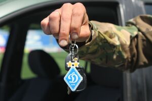 Ключі від машин передав військовим особисто президент "Динамо"