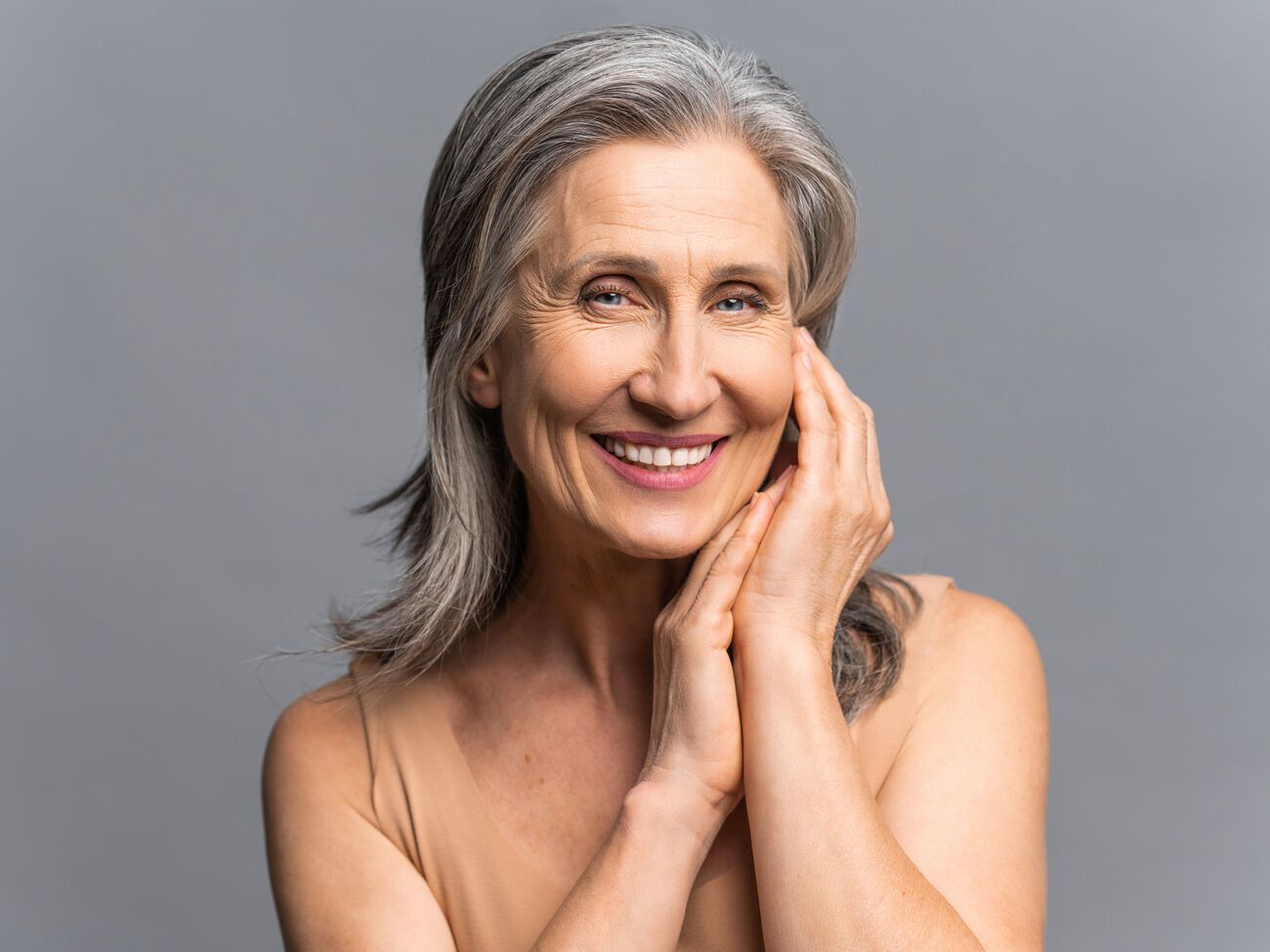 Експертка радить використовувати фіолетові тонувальні засоби, щоб уникнути жовтизни на сивому волоссі