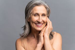 Експертка радить використовувати фіолетові тонувальні засоби, щоб уникнути жовтизни на сивому волоссі