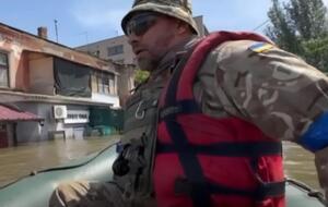 Бійці Нацгвардії другий день допомагають евакуювати жителів затоплених районів