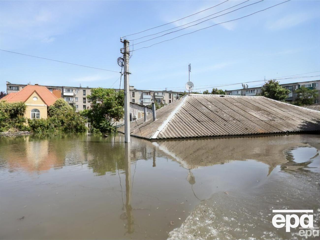 По данным руководителя Олешковской ГВА, за минувшую ночь поступило более 600 обращений с просьбой об эвакуации с крыш и затопленных домов