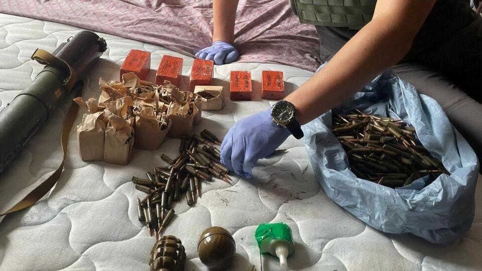 Під час обшуку вилучили набої та вибухові пристрої