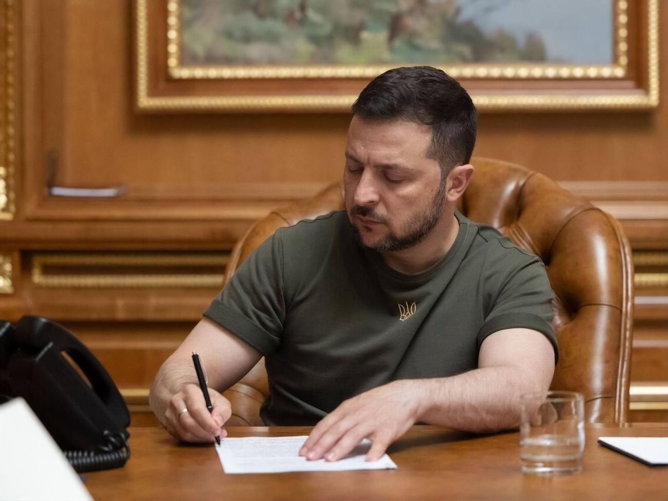 Зеленский рассказал Макрону об экологических и гуманитарных последствиях российского теракта