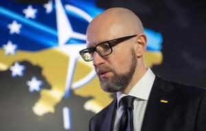 Для надежных гарантий безопасности Украине необходим "ядерный зонтик" НАТО, уверен Яценюк