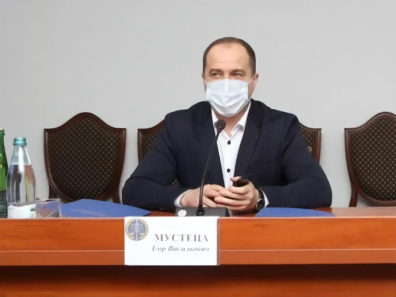 Мустеца сообщил журналистам, что не посещает указанное заведение