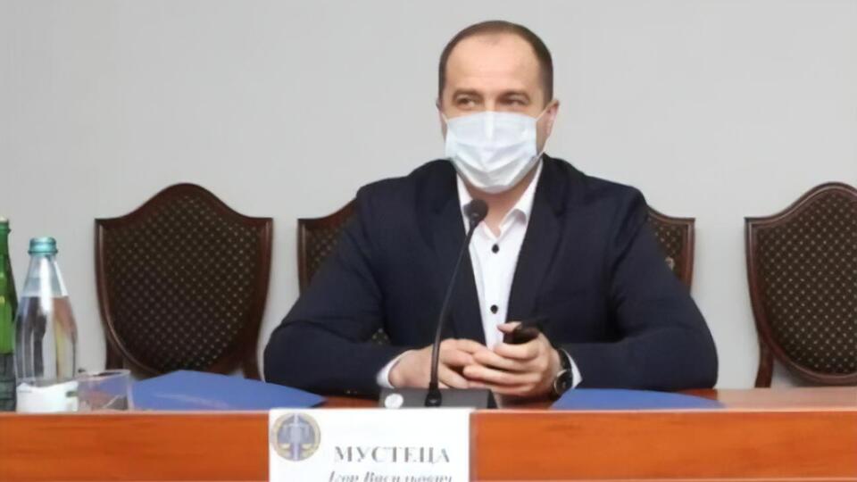 Мустеца повідомив журналістам, що не відвідує вказаного закладу