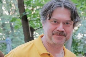 5 квітня Ступка на Range Rover в'їхав у припаркований Mitsubishi, усередині якого перебував 38-річний чоловік