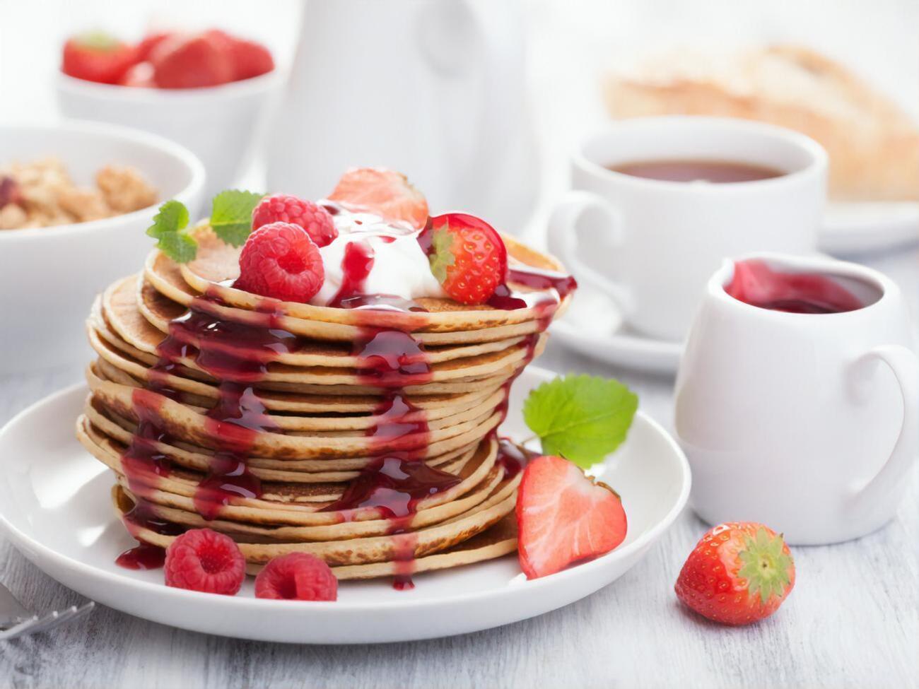 Перед подачей оладьи можно украсить ягодами