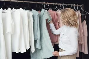 Туніки візуально вкорочують ноги, їх складно поєднати з іншим одягом і вони додають образу повсякденності