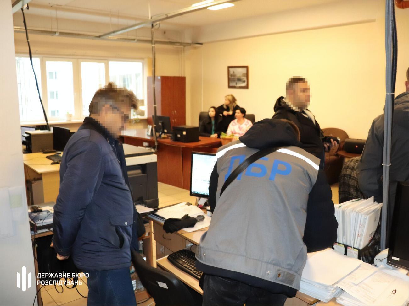 Сотрудники ГБР провели обыски и задержания по делу о сотрудничестве украинского концерна с РФ