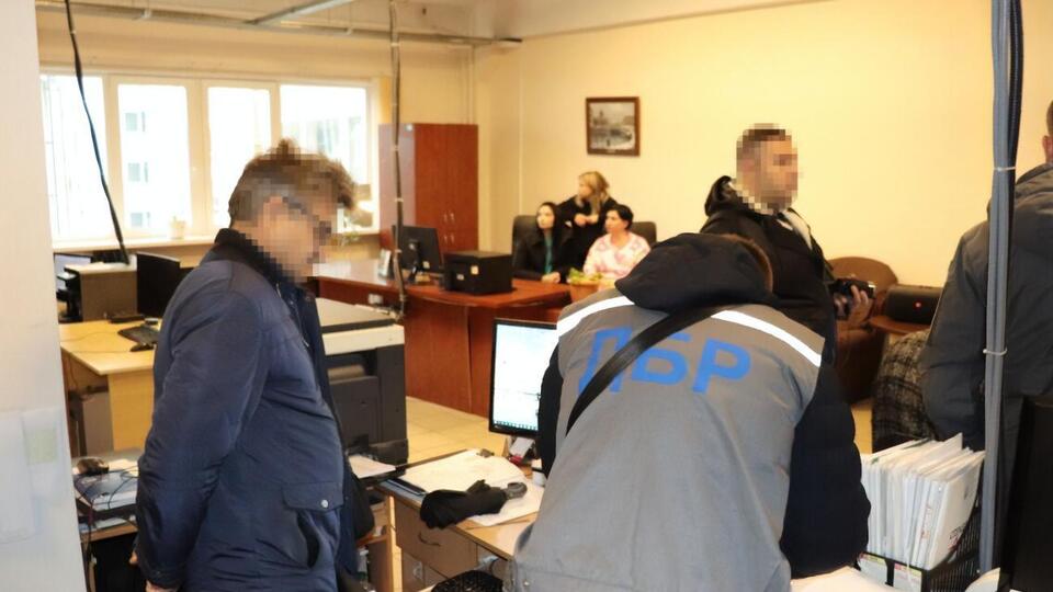 Сотрудники ГБР провели обыски и задержания по делу о сотрудничестве украинского концерна с РФ
