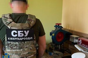 СБУ установила, что организатор незаконного бизнеса предлагал своим клиентам фальшивые паспорта, водительские удостоверения и другие документы