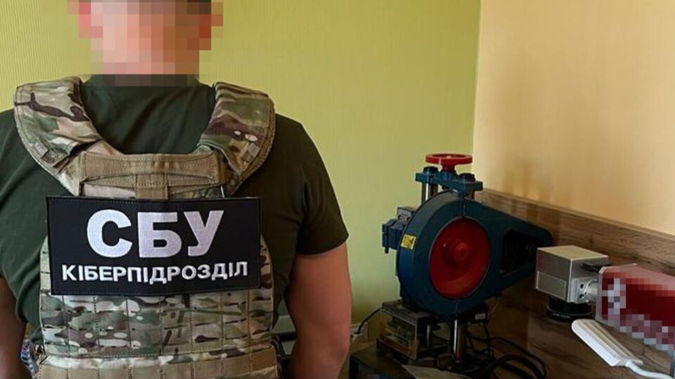 СБУ встановила, що організатор незаконного бізнесу пропонував своїм клієнтам фальшиві паспорти, водійські посвідчення й інші документи